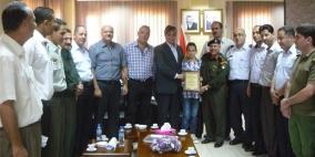 طوباس : تكريم طفل سلم حقيبة بها اموال ومجوهرات للشرطة