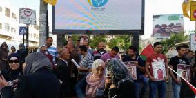 فتح بالخليل تنظم وقفة تضامن مع الأسير أيمن الشرباتي والحركة الأسيرة