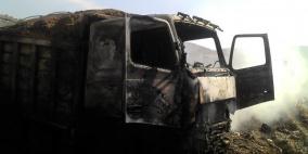 بالصور: انقلاب شاحنة واحتراقها في طولكرم