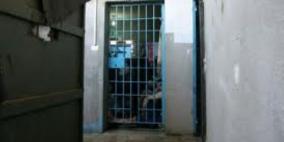 أسير ينقل عبر 'البوسطة' بعد خضوعه لعملية جراحية