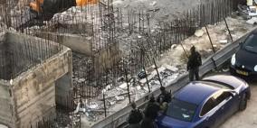 الاحتلال يهدم مبنى في القدس ويغلق منزل في الخليل