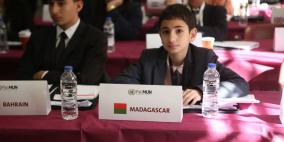 طلبة فلسطين يتقمصون دور الساسة في أكبر قضايا العالم