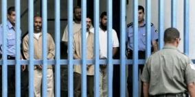 اسرى "ريمون" يقررون مقاضاة صحيفة "معاريف" الاسرائيلية بعد نشرها مقالا يصف الاسرى بـ "الخنازير"