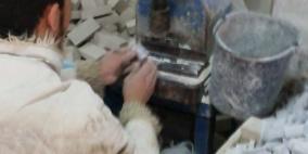 أبو ماضي يمزج الماضي بالحاضر في مهنة الفسيفساء