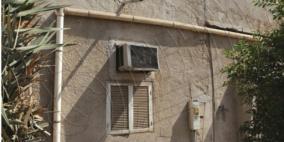 في مدينة البيرة امرأة وحيدة تبكي خوفا من طردها من منزلها وتناشد الرئيس