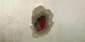 مستوطنون يحدثون ثغرات في منزل عائلة صب لبن