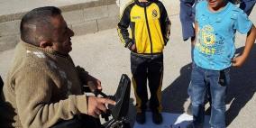 بكرسيه المتحرك يرسم قصته!