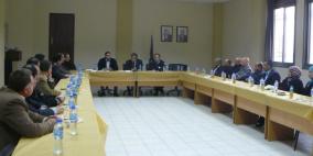 المحافظ طوباسي يلتقي مجموعة من الاكاديمين والمهنيين ويطلعهم على مسيرة التنمية ومعيقاتها بالمحافظة