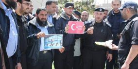 شرطة المقالة بغزة توزع الحلوى احتفالا بفوز أردوغان