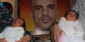 صور.. "بعد وفاة ابنه الوحيد" أسير غزي يٌرزق بتوأمين من نطف مهربة