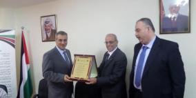 النقل والمواصلات تكرم وكيل وزارة السابق الدكتور علي شعث