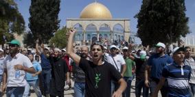 المصلون والمرابطات يتصدون بهتافات التكبير لاقتحامات المستوطنين للأقصى