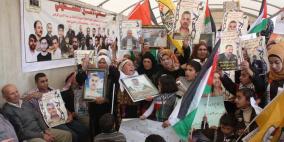 اعتصام تضامني مع الأسرى أمام الصليب الأحمر في الخليل