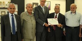 رئيس جامعة خضوري يتسلم شهادة ترخيص نادي خريجي الجامعة في الأردن