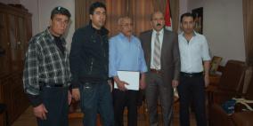 نيابة عن الرئيس محافظ جنين يكرم الحاج حسني زيود لتفوقه في الاكاديمية الاسلامية بالرياض