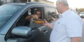 مركز مصادر التنمية الشبابية ونادي قلقيلية الأهلي يوزعون المياه والتمور على زوار المدينة