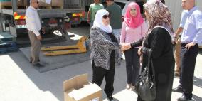 مكتب الرئيس يسلم 420 طرد غذائي لمحافظة الخليل