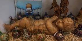 التحف الخشبية تزين أجواء اعياد الميلاد في بيت لحم