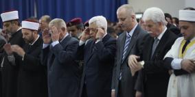 الرئيس محمود عباس يؤدي صلاة عيد الاضحى في المقاطعة