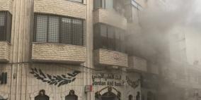 حريق في مبنى البنك الاهلي الاردني وسط رام الله