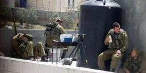 قوات الاحتلال تستولي على منزل في حلحول شمال الخليل