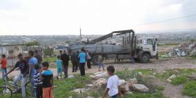 قلقيلية: المحافظ يسلم خيم للتجمعات البدوية