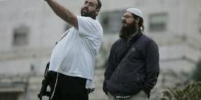 مستوطنون يمارسون أعمال عربدة على مدخل دير نظام الغربي