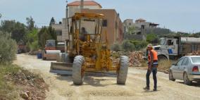 وزارة الاشغال تعيد تأهيل طريقين حيويين في طولكرم