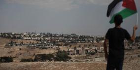 فلسطينيون يؤدون صلاة الجمعة فوق الأراضي المُهدّدة بالمصادرة قرب بلدة العيزرية