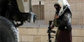 الاحتلال يعتقل مواطنة خلال زيارتها لشقيقها