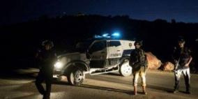 الاحتلال يخطر بهدم منزل عائلة طفل أسير في يطا