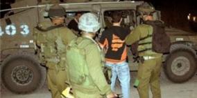 الاحتلال يعتقل شابين في اذنا غرب الخليل