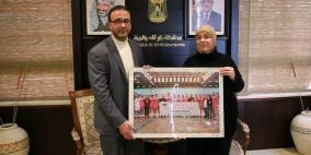 نادي سنجل يكرم محافظة رام الله والبيرة ليلى غنام