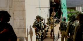 اعتقال شاب ومداهمة منازل ومحلات تجارية في محافظة بيت لحم