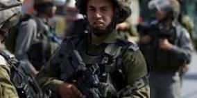 الاحتلال يعتقل شابين من طوباس ويسلم آخر بلاغا لمراجعة مخابراته