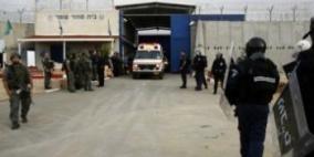 شقيقان من الخليل يتعرّضان للضرب خلال اعتقالهما