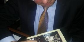 ايهاب بسيسو يوقع ديوانه الجديد "كن ضدك مرتين"