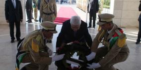 الرئيس محمود عباس يضع اكليلاً من الزهور على ضريح الرئيس الشهيد ياسر عرفات