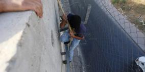 شبان يتسلقون الجدار للوصول للاقصى