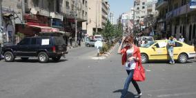 اللافتات الأجنبية تغير الطابع العربي لمدن الضفة