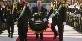 الرئيس يؤدي صلاة العيد في مسجد التشريفات ويضع إكليلا من الزهور على ضريح الشهيد عرفات