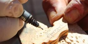 "صور" أبو محمد 45 عاماً في احتراف النقش على الخشب