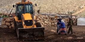 الاحتلال يخطر بهدم بركسات وتشريد عائلات في النويعمة