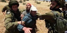 نابلس: الاحتلال يعتقل مواطنين ويعتدي بالضرب على زوجة أحدهما