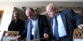 القدوة يدعو حماس الى تسليم مقتنيات ياسر عرفات للمؤسسة