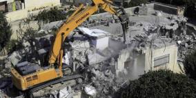 جرافة الاحتلال تهدم منزلا جنوب الخليل
