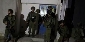 الاحتلال ينفذ عملية دهم وتفتيش واسعة بالخليل