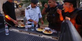 افراد من الشرطة يتناولون افطارهم وسط رام الله