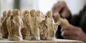 بيت لحم تتشبث بأجواء الميلاد بتحفها الخشبية