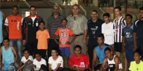 رئيس نادي اريحا يلتقي وفدا من مؤسسة "جسور بلا جدران"